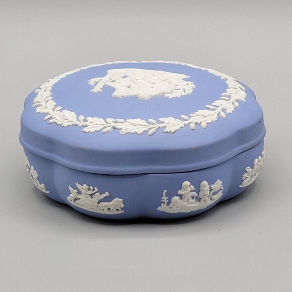 Wedgwood Blue Jasperware Round Scalloped Trinket Dresser Box Lid England - Picture 4 of 10